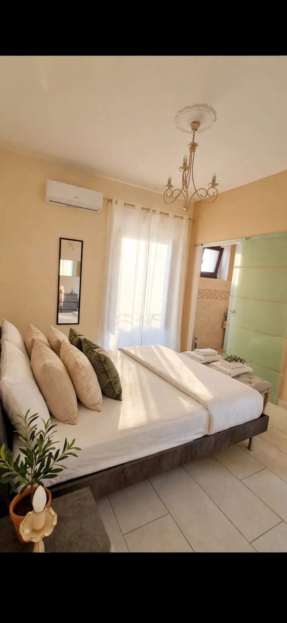 Il letto matrimoniale di Vicum con l’accesso al bagno