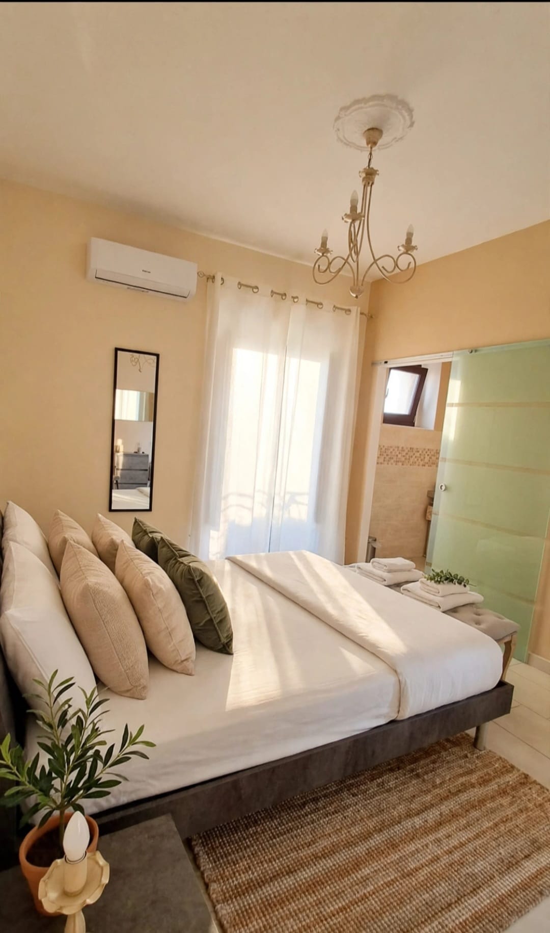 La camera di Vicum, con il letto, la luce dalla finestra e l’accesso al bagno